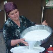 Lavage du riz avant confection du plov (plat national)