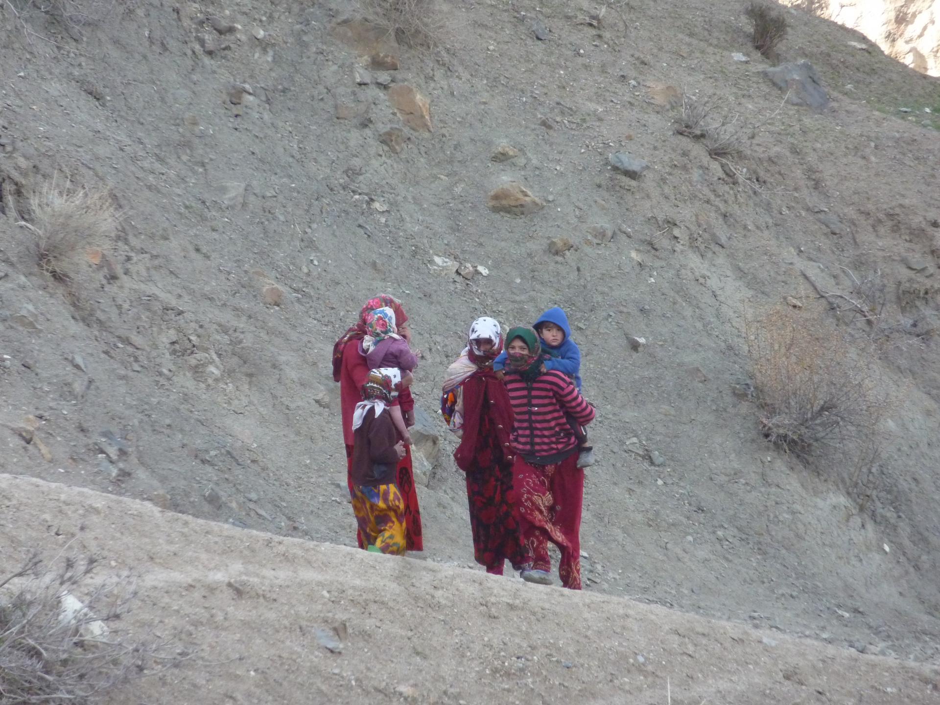 femmes tadjiks vers les sept lacs